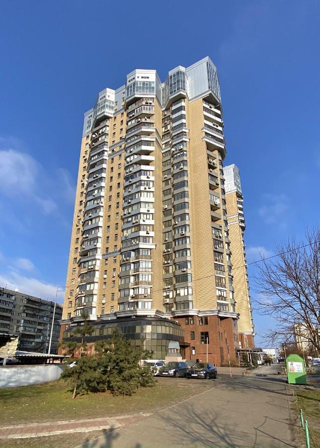 чарівна, простора в 2хв від мвц, лівобережна Apartment